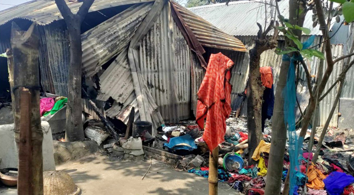 উল্লাপাড়ায় আগুনে পুড়েছে বসতঘরসহ আসবাবপত্র, ঘর তুলতে নেই টাকা