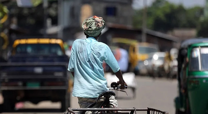 তীব্র তাপদাহ: ঢাকার তাপমাত্রা উঠছে ৪১ ডিগ্রিতে, গলছে রাস্তার পিচ