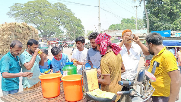 জীবননগরে পথচারীদের মাঝে লেবুর শরবত বিতরণ