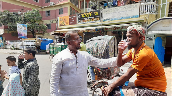 খিলগাওয়ে তৃষ্ণার্থ পথচারীদের ঠান্ডা পানি বিতরণ