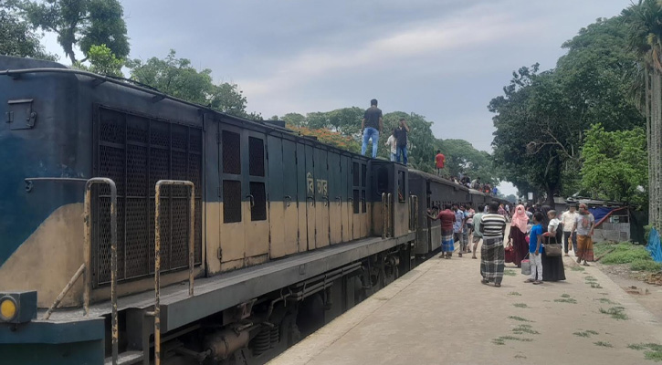 অতিরিক্ত ভাড়ায় কর্মজীবীদের কর্মস্থলে ফেরা