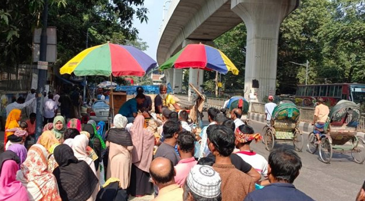 টিসিবির লাইনে মধ্যবিত্তের পাশাপাশি শিক্ষার্থীরাও