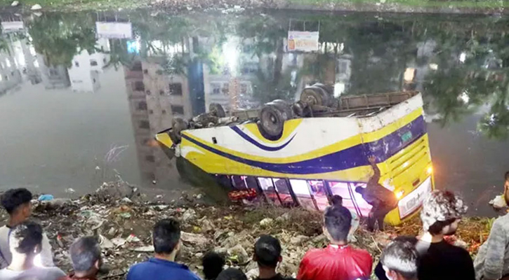 বনশ্রীতে বাস উল্টে খালে