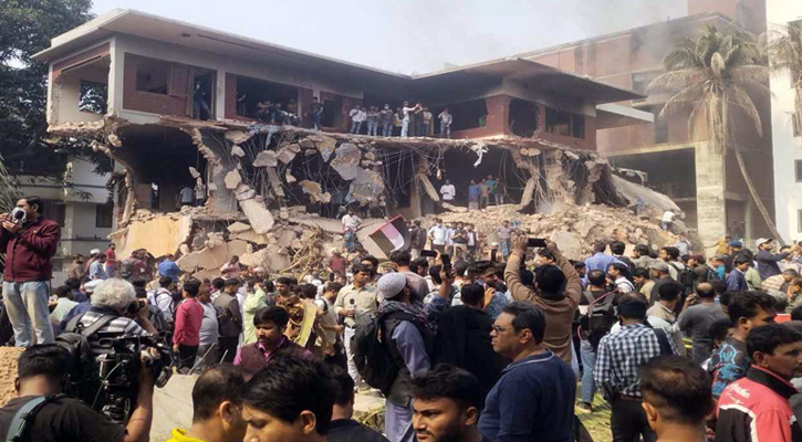 ৩২ নম্বরের বিধ্বস্ত বাড়ি দেখতে উৎসুক জনতার ভিড়