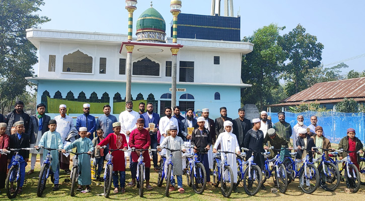 টানা ৪১ দিন জামাতে নামাজ পড়ে বাইসাইকেল পুরষ্কার পেল শিশুরা
