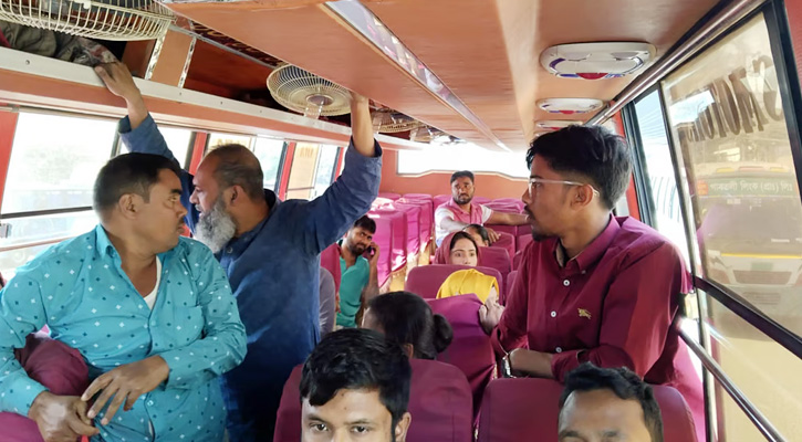 সাভারে দিনের বেলায় বাসে ছিনতাই, ছুরিকাঘাতে আহত ৩