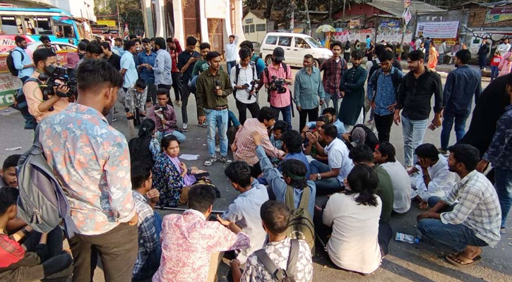 বৈষম্যবিরোধী ছাত্র আন্দোলনের কমিটি বাতিলের দাবিতে চট্টগ্রামে সড়ক অবরোধ