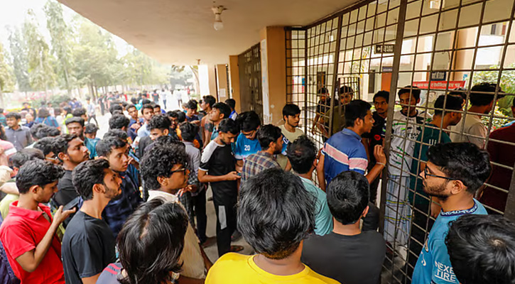দাবি না মানায় কুয়েট একাডেমিক ও প্রশাসনিক ভবনে তালা