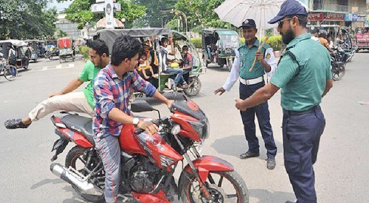 রাজধানীতে বেপরোয়া বাইকারদের দাপটে অসহায় পুলিশ