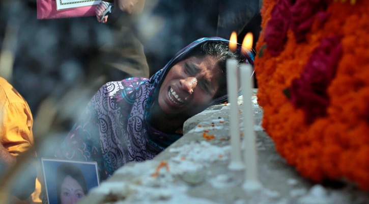 রানা প্লাজা ট্রাজেডি মোমবাতি জ্বালিয়ে নিহত শ্রমিকদের স্মরণ