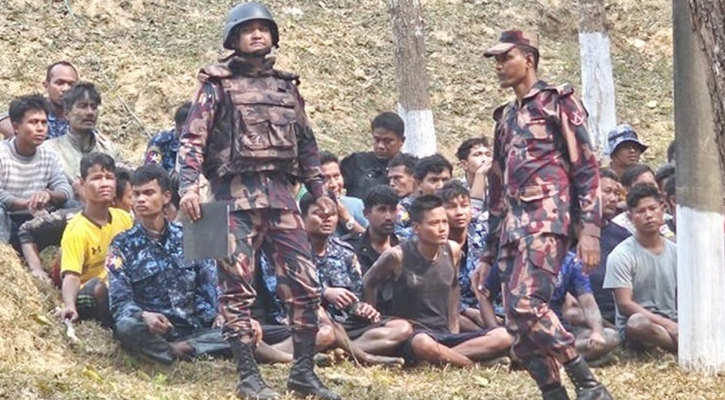 মিয়ানমারের ১৩ সীমান্তরক্ষী পালিয়ে বিজিবির কাছে আত্মসমর্পণ!