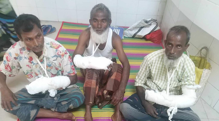 আহত গ্রামবাসীদের পাশে এমপি সৌরেন্দ্রনাথ চক্রবর্ত্তী