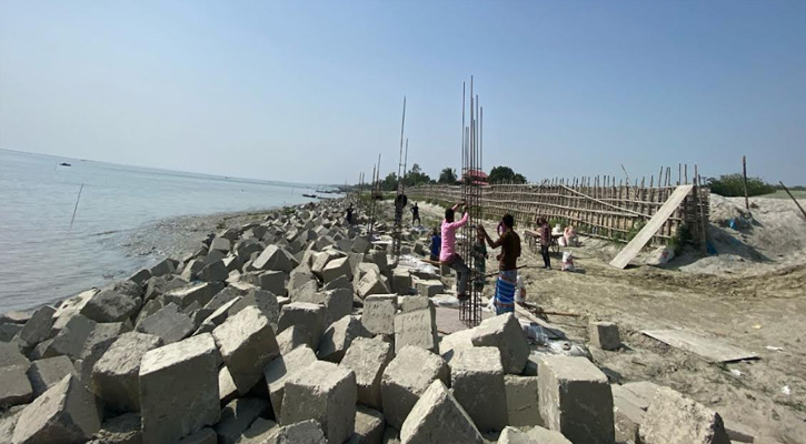 লৌহজংয়ে পদ্মার তীর দখল করে স্থাপনা নির্মাণ কাজ ইউএনও র হস্তক্ষেপে বন্ধ