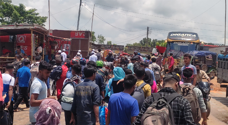 দৌলতদিয়ায় ঘরমুখো মানুষের উপচে পড়া ভিড়