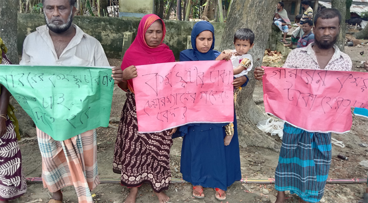 মজুরির টাকা ফেরতের দাবিতে চেয়ারম্যানের বিরুদ্ধে শ্রমিকদের মানববন্ধন