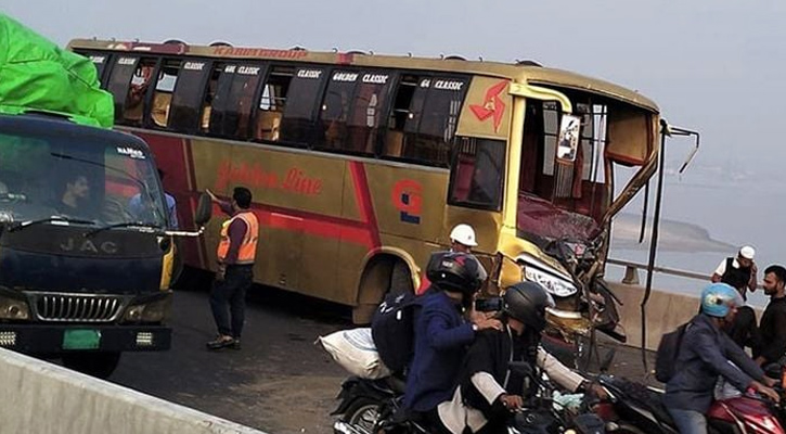 পদ্মা সেতুতে দুই বাসের মুখোমুখি সংঘর্ষ