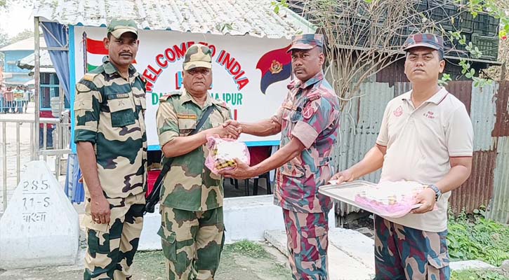 হিলি সীমান্তে বিজিবি ও বিএসএফের মিষ্টি বিনিময়