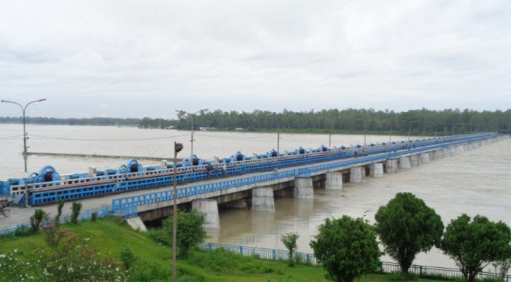 হঠাৎ তিস্তার পানি  বিপৎসীমার ওপরে, খুলে দেওয়া হয়েছে ৪৪ গেট