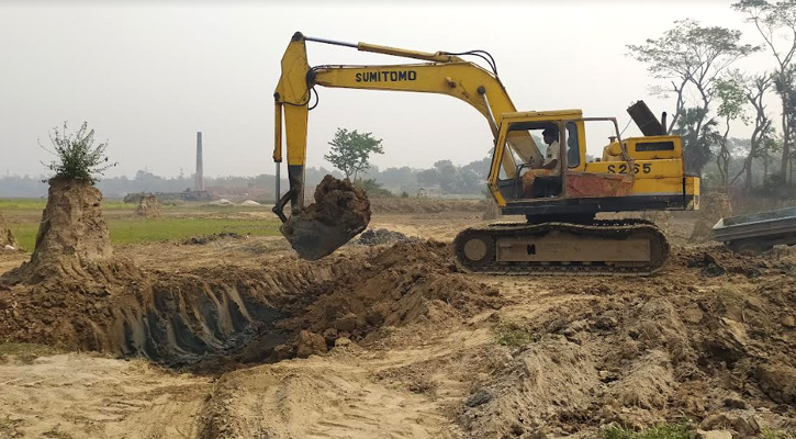 তিতাসে সরকারি ফসলি জমির মাটি ইটভাটায়, প্রশাসনের ভূমিকা নিয়ে প্রশ্ন