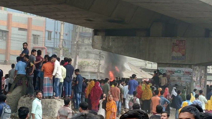 গাজীপুরে শ্রমিকদের মহাসড়ক অবরোধ, গাড়িতে আগুন