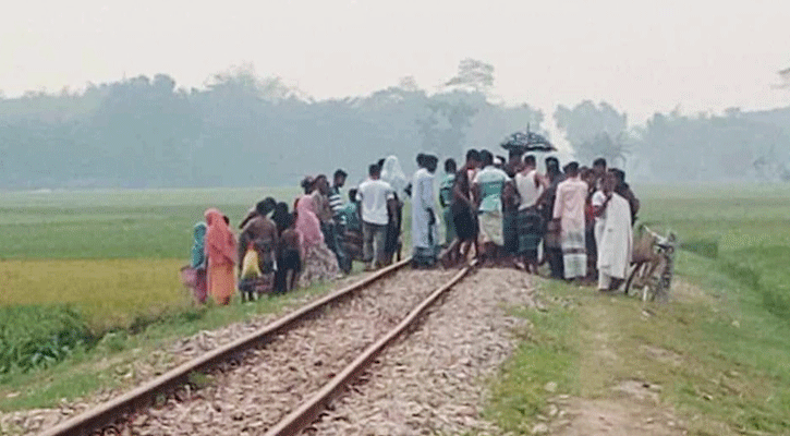 বিজয় এক্সপ্রেসে ট্রেনে কাটা পড়ে দুই যুবকের মৃত্যু