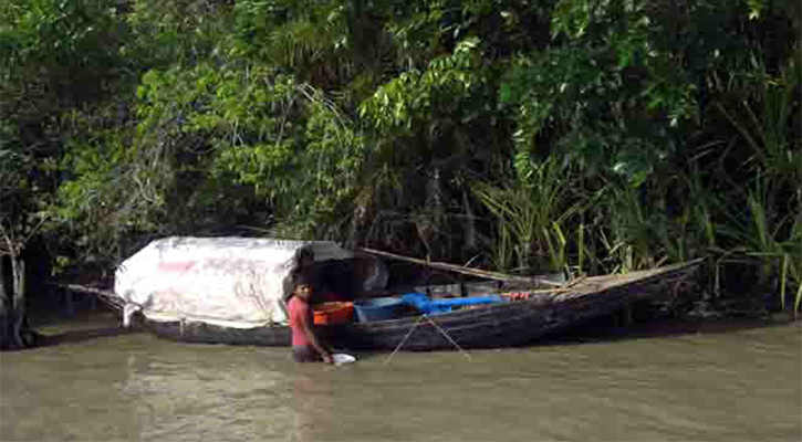 বিষ দিয়ে মাছ শিকারের সময় জেলে আটক