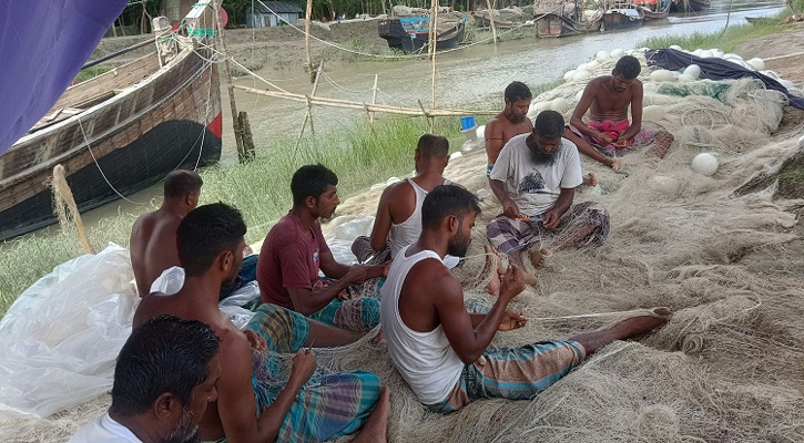 ইলিশ শিকারে প্রস্তুত আমতলী তালতলীসহ উপকূলের জেলেরা