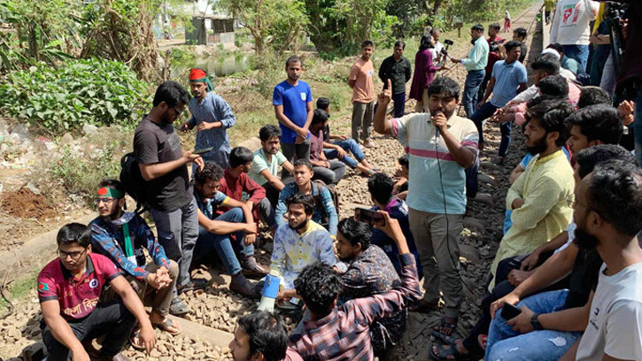 শিক্ষার্থীদের অবরোধে রাজশাহীর সঙ্গে সারাদেশের রেল যোগাযোগ বন্ধ