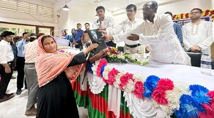 চরাঞ্চলের কৃষকদের মাঝে গামবুট ও ছাতা বিতরণ