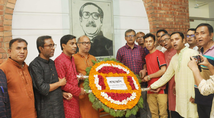 স্বাধীনতা দিবসে বঙ্গবন্ধুর প্রতিকৃতিতে ডিইউজের শ্রদ্ধা