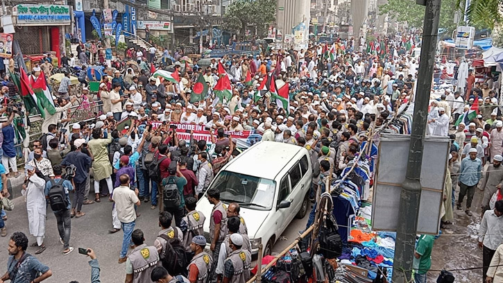 সালাম ফিরিয়েই নারায়ে তাকবির, ফিলিস্তিনে হামলার বিচার দাবিতে মিছিল