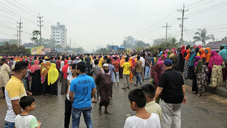 কারখানার অপারেটরকে মারধর, গাজীপুরে মহাসড়ক অবরোধ