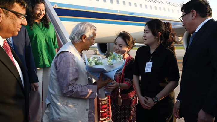 চীনে পৌঁছেছেন প্রধান উপদেষ্টা