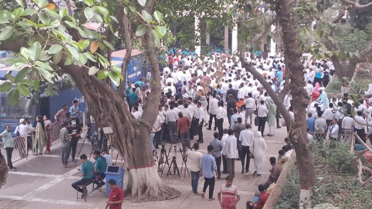 আওয়ামীপন্থি ৯৩ আইনজীবীর আত্মসমর্পণ : ৯ জনের জামিন, কারাগারে ৮৪ জন