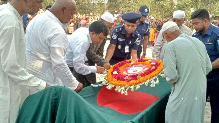 নওগাঁর পত্নীতলায় বীর মুক্তিযোদ্ধা আবুল কালাম আজাদের রাষ্ট্রীয় মর্যাদায় দাফন সম্পন্ন