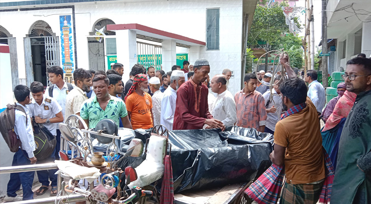 পাওনাদারের ভয়ে মৃতদেহ ফেলে স্ত্রী সন্তানদের পলায়ন,  ৫ ঘন্টা পর জানাজা