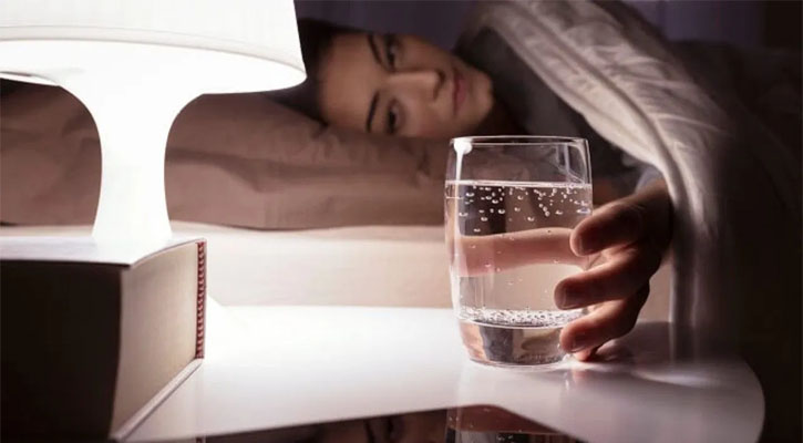 ঘুমানোর আগে পানি পান কী বলছে বিজ্ঞান?