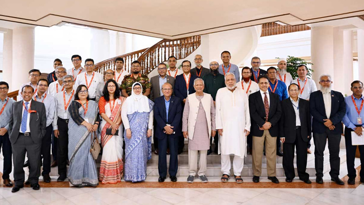 নির্বিঘ্ন ঈদ উপহার দেওয়ায় কর্মকর্তাদের ধন্যবাদ প্রধান উপদেষ্টার