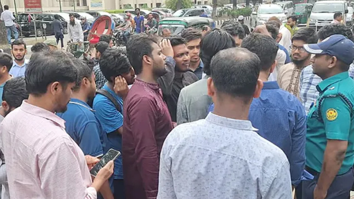 আওয়ামী লীগ নিষিদ্ধের দাবিতে সচিবালয়ের সামনে শিক্ষার্থীরা