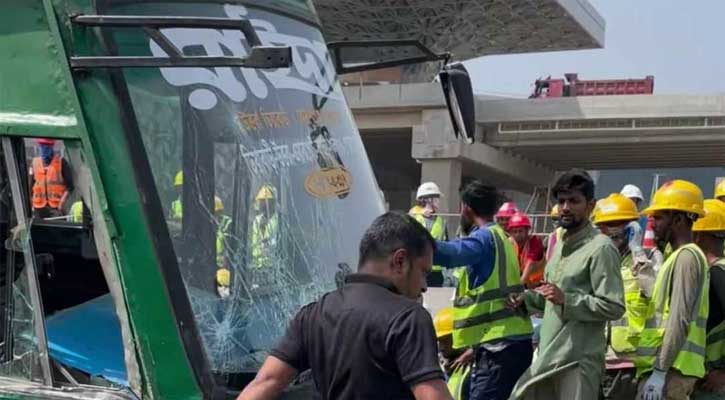 থার্ড টার্মিনালের নিরাপত্তা বাউন্ডারি ভেঙে ঢুকে পড়লো বাস, প্রকৌশলী নিহত