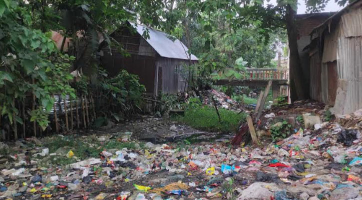 ব্রাহ্মণবাড়িয়ার আখাউড়ায় কালন্দী খালে ময়লার স্তূপ জনস্বাস্থ্য হুমকিতে