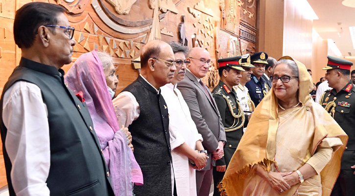 থাইল্যান্ডের উদ্দেশে দেশ ছাড়লেন প্রধানমন্ত্রী