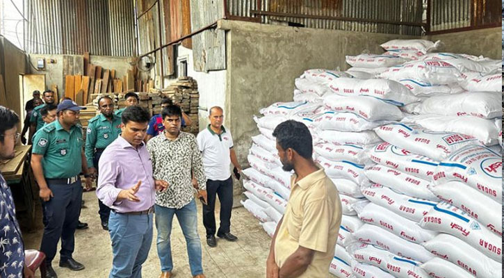 ৬০০ বস্তা ভারতীয় চিনি পাওয়া গেলো ফার্নিচার কারখানায়