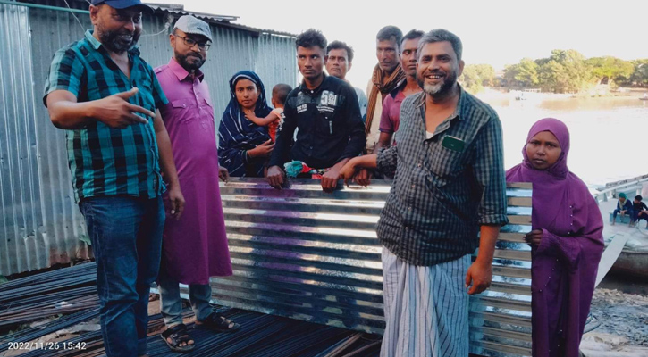 মধ্যনগরে টিন বিতরন ও নলকূপ স্থাপন করলেন আব্দুল আওয়াল মিজবাহ