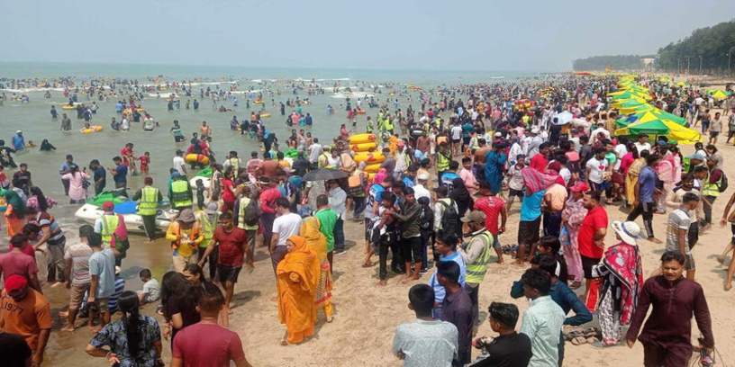 ঈদের ছুটিতে কক্সবাজারে পর্যটকের ভিড়
