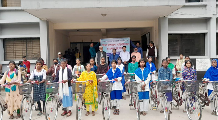 পীরগঞ্জে আদিবাসী শিক্ষার্থীদের মাঝে সাইকেল ও শিক্ষা উপকরণ বিতরণ