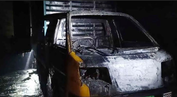সিরাজগঞ্জে মুরগিবাহী কাভার্ড ভ্যানে আগুন