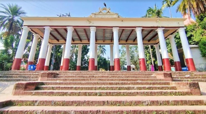 নড়াইলের প্রভাবশালী জমিদারদের ঐতিহ্যবাহী বাঁধাঘাট দর্শনার্থীদের আড্ডার স্থল