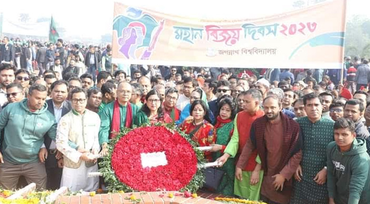 বিজয় দিবসে জাতীয় স্মৃতিসৌধে জবির শ্রদ্ধাঞ্জলি নিবেদন