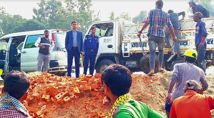 নির্দেশ উপেক্ষা করে কৃষি জমিতে তৈরি করা অবৈধ স্থাপনা গুঁড়িয়ে দিল প্রশাসন